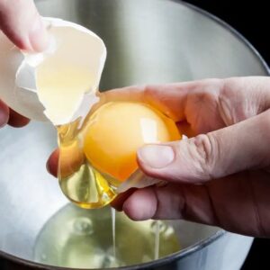 سفیده تخم مرغ خام ممکن است مانع جذب بیوتین شود